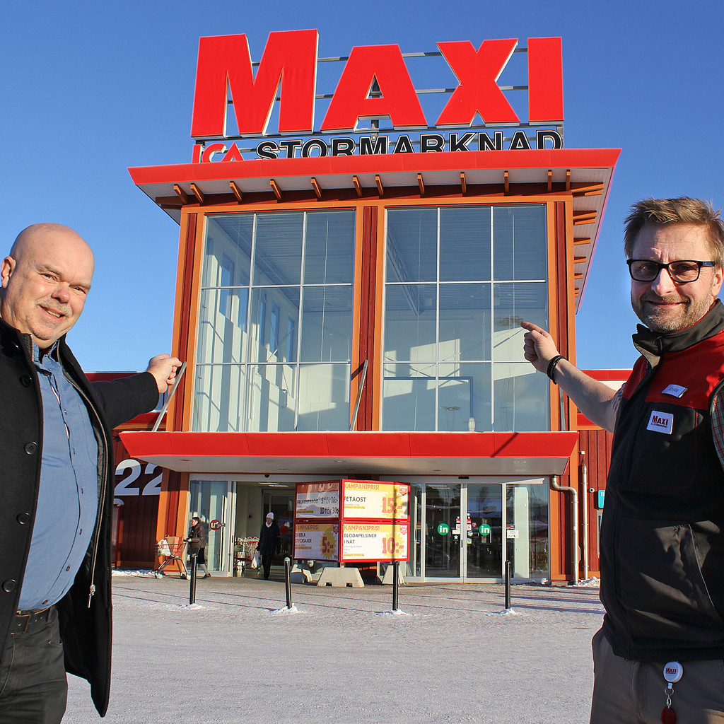 Joe Formgren och Johan Karlsson visar var Gästriklands största digital signage kommer att placeras.